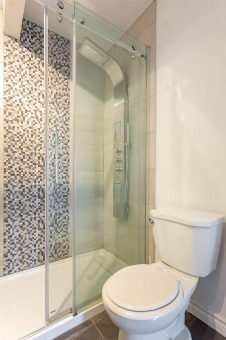 Lovely Rental Unit With Balcony~ Autoroute 40 Montréal Exterior foto