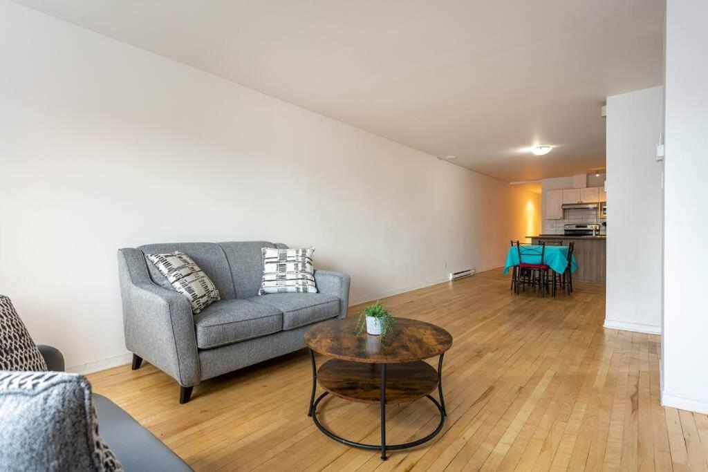 Lovely Rental Unit With Balcony~ Autoroute 40 Montréal Exterior foto