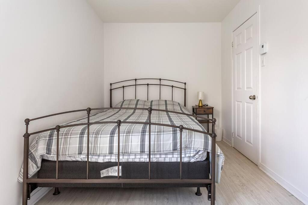 Lovely Rental Unit With Balcony~ Autoroute 40 Montréal Exterior foto