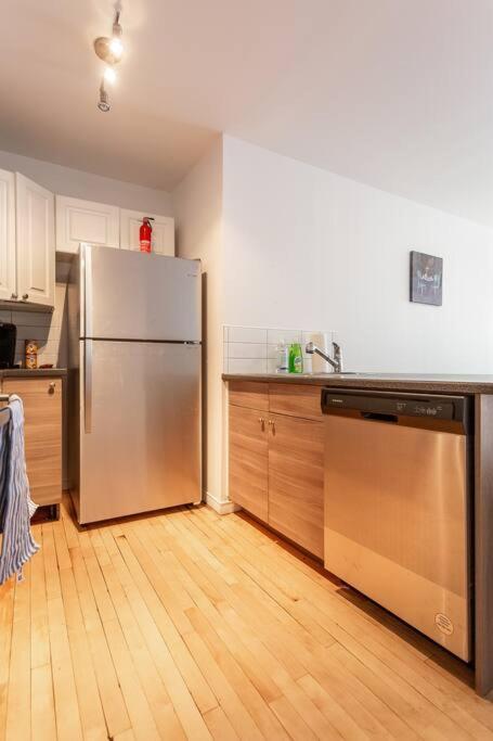 Lovely Rental Unit With Balcony~ Autoroute 40 Montréal Exterior foto